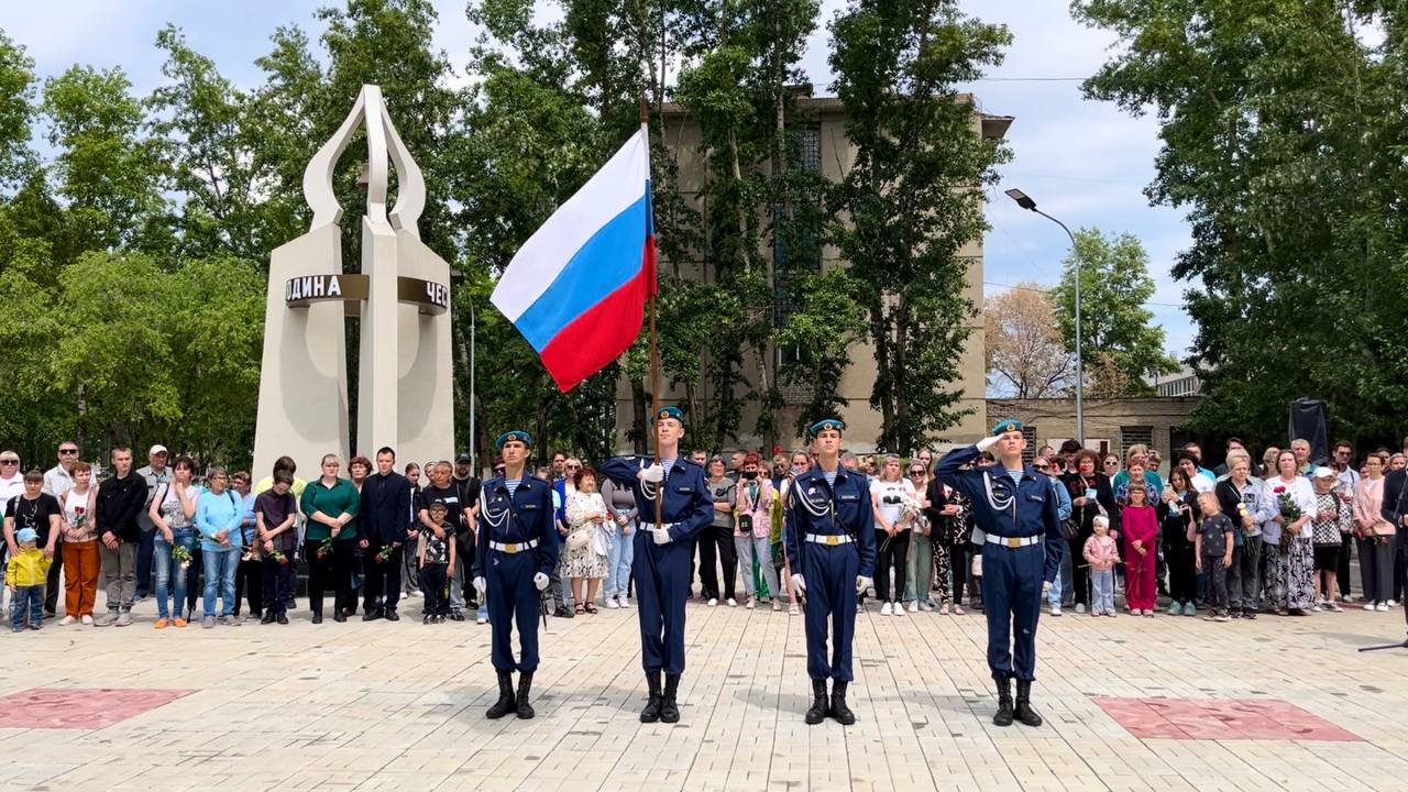 В День России на площади Героев открыли мемориальные плиты воинской славы |  13.06.2024 | Краснокаменск - БезФормата